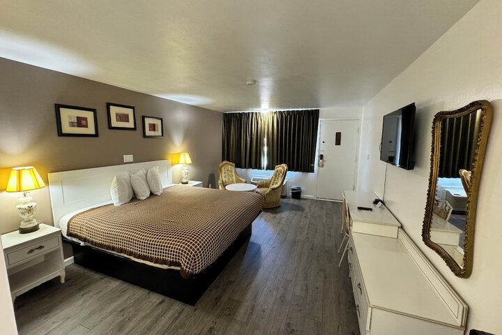 Room 12 of 19