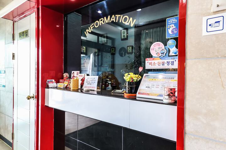 Check-in/check-out kiosk