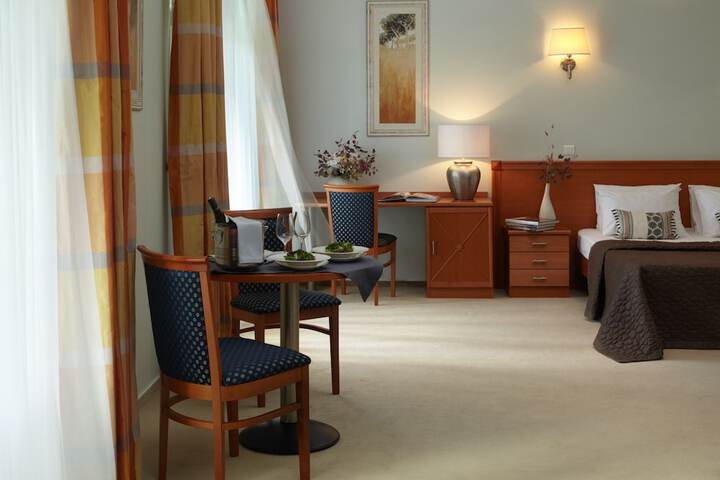 Room 5 of 112