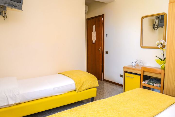 Room 8 of 37