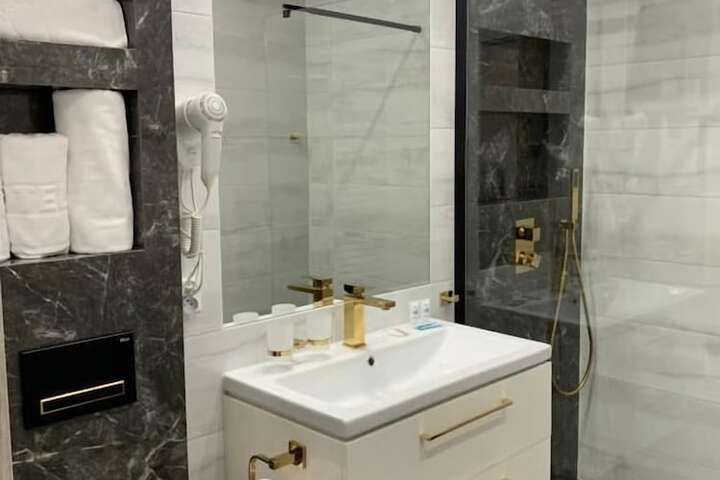 Room 12 of 25