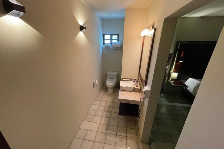 Room 6 of 10
