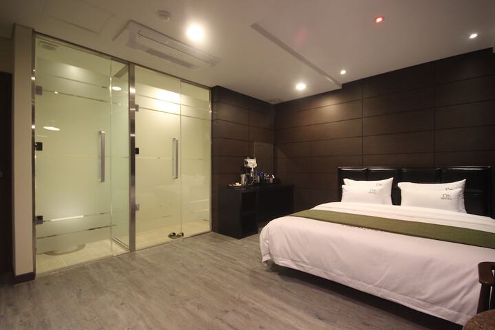Room 13 of 48