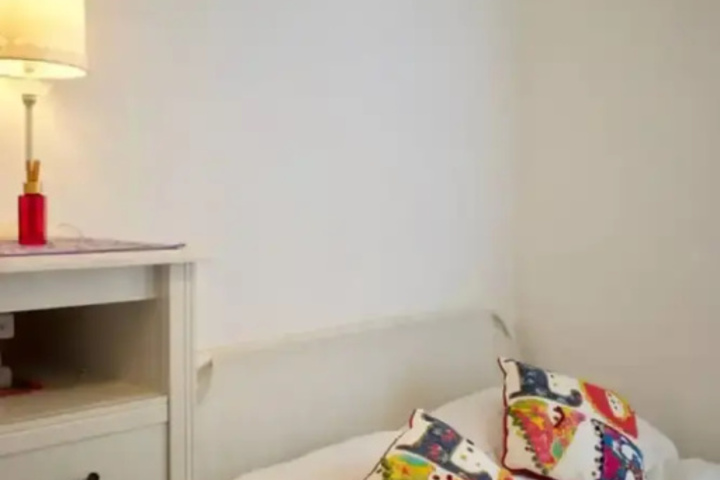 Room 12 of 16