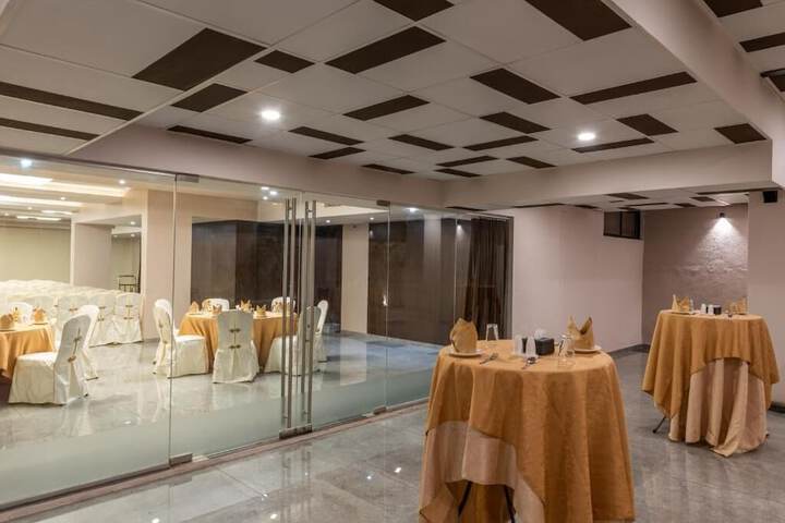 Ballroom/Hall 43 of 44