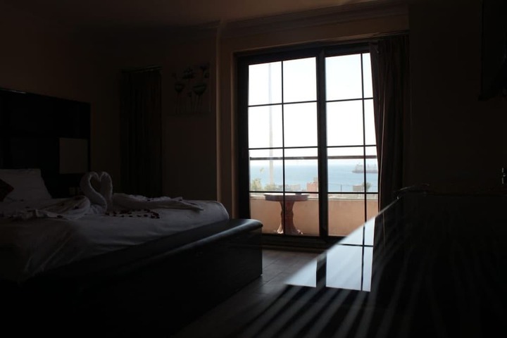 Room 13 of 36