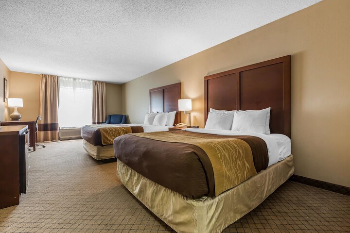 2 Queen Beds (2 of 10)