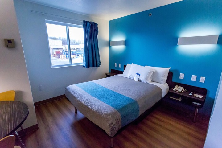 Queen Room Disability Accessible (8 of 23)