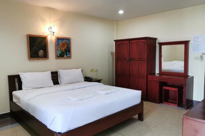 Room 12 of 108
