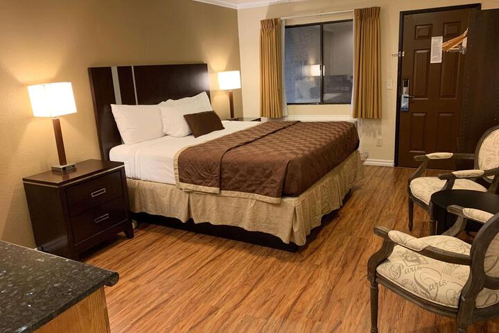 1 King Bed (1 of 17)
