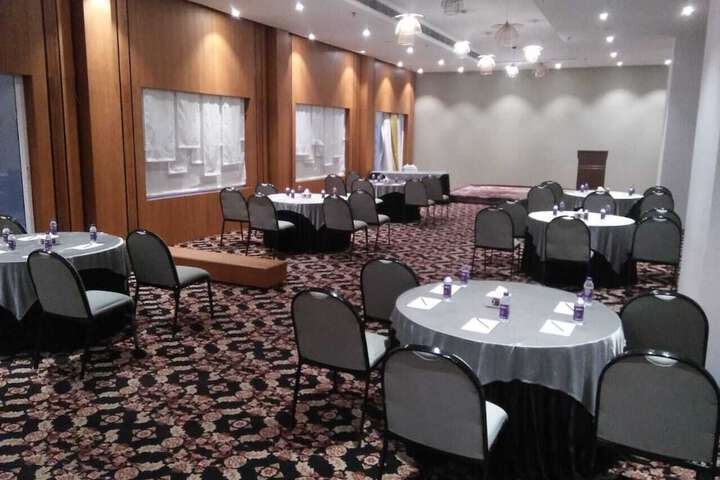 Ballroom/Hall 41 of 93