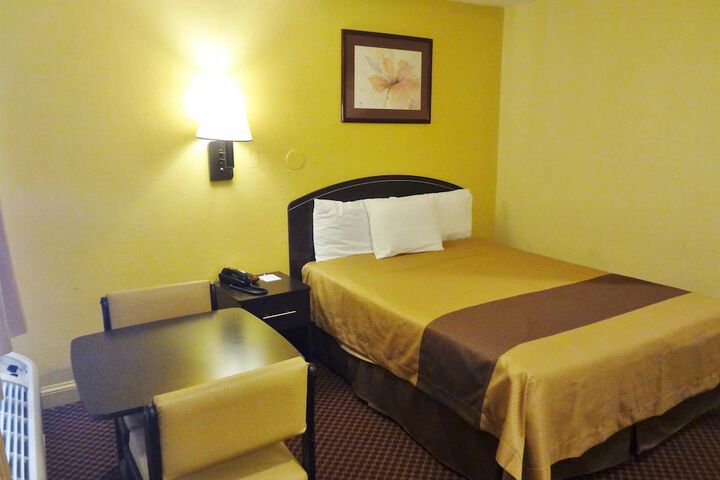1 Queen Bed (3 of 8)