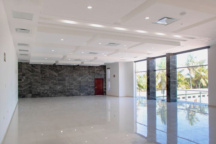 Ballroom/Hall 27 of 31