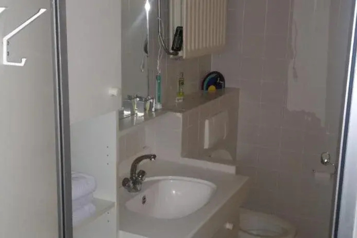 Room 6 of 10