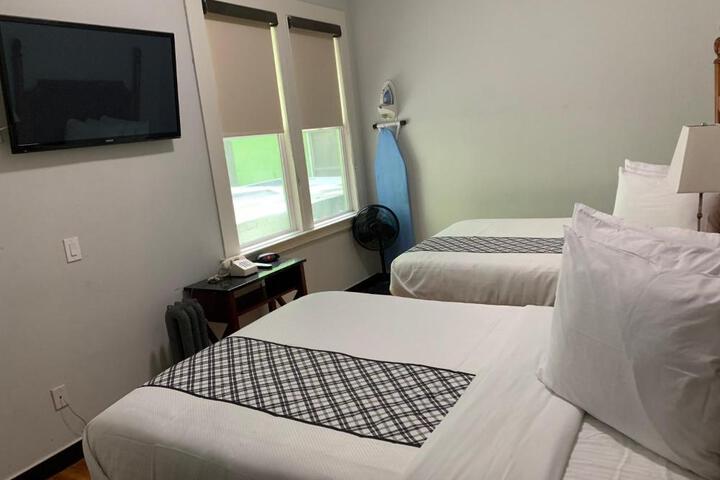 Double Bed Shared Bathroom (2 of 4)