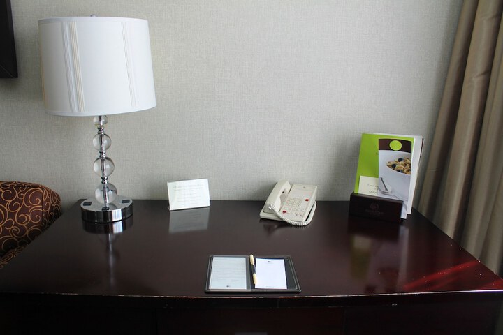 Suite 1 King Bed 2 Flat Screen Tvs Microwave and Refrigerator Full Breakfast (4 of 6)