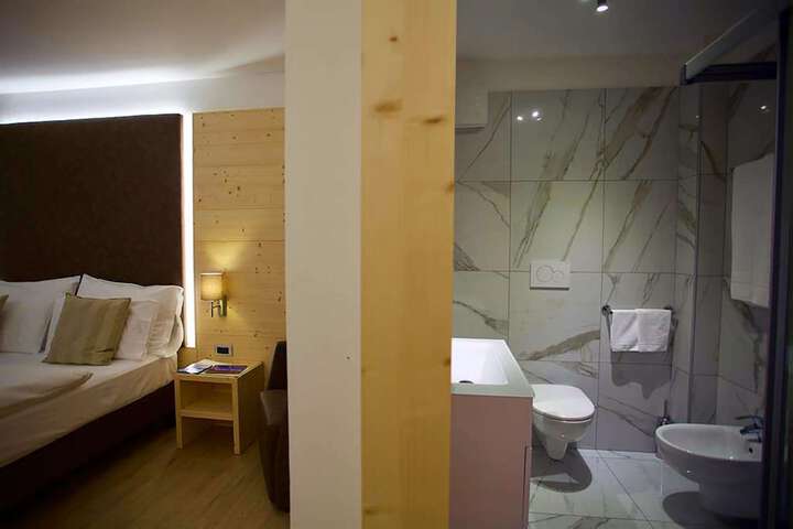 Room 42 of 107