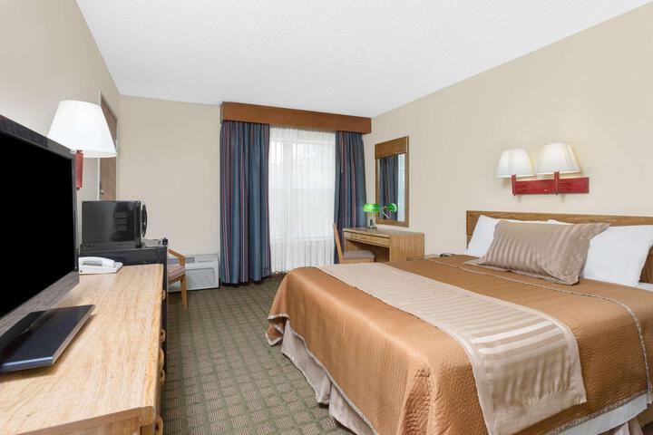 1 Queen Bed Accessible Room (2 of 4)