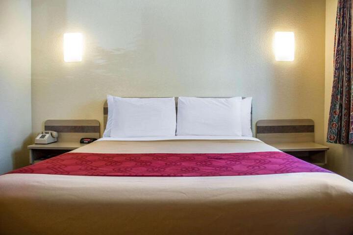 1 Queen Bed (8 of 11)