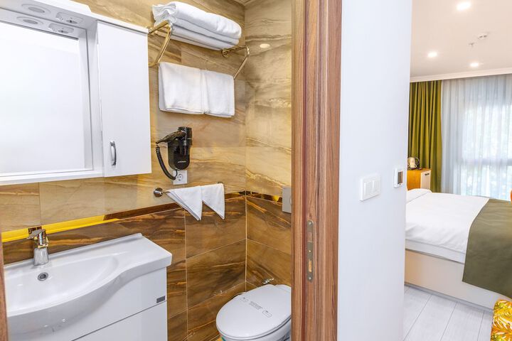 Room 33 of 46