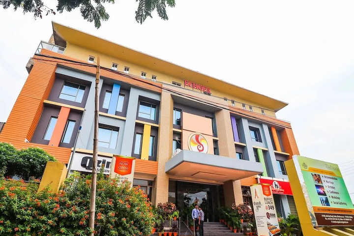 OYO 7583 Hotel Suraj Palace 1