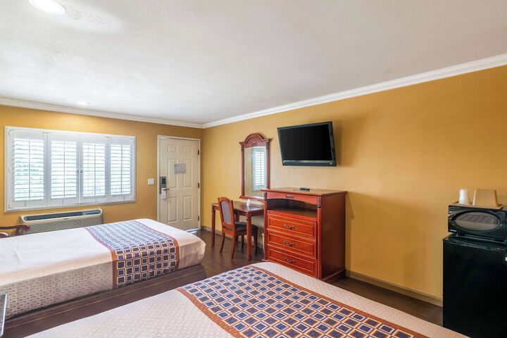 2 Queen Beds (5 of 9)
