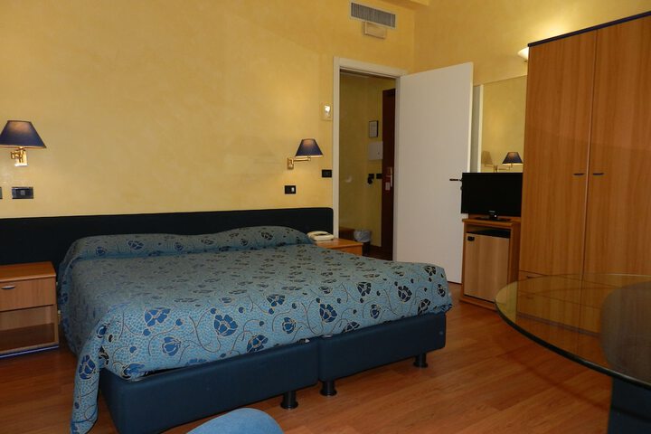 Room 9 of 33