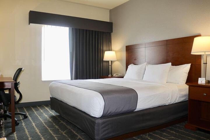 1 King Bed Microwave and Refrigerator WiFi Full Breakfast (9 of 9)