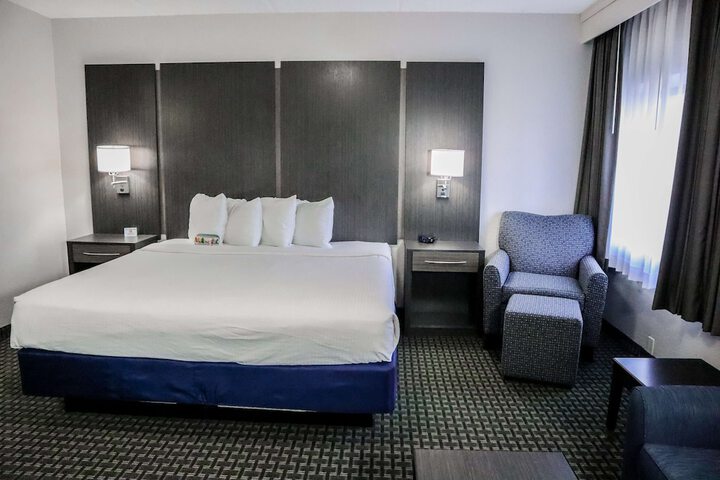 1 King Bed Ground Floor Flat Screen Television High Speed Internet Accessible Microwave (2 of 15)