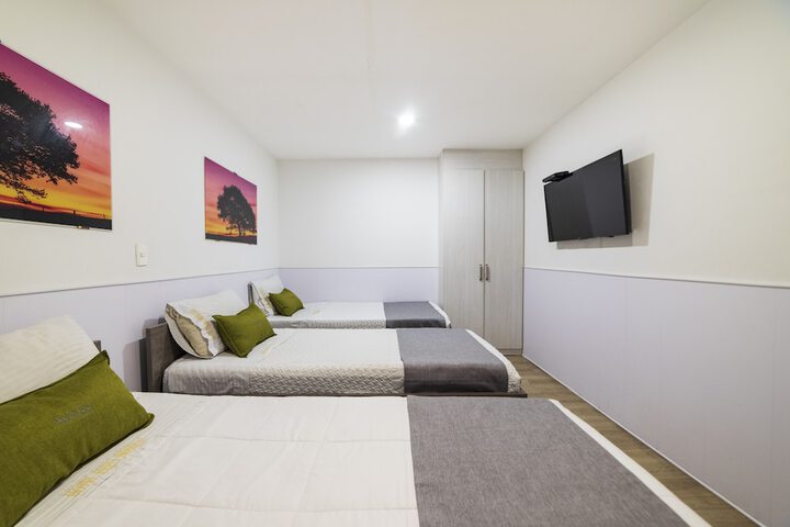Room 5 of 12