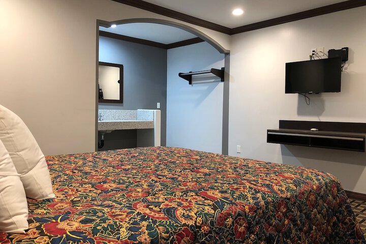 1 King Bed (2 of 12)