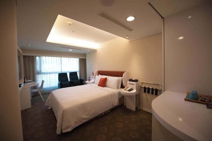 Room 32 of 61