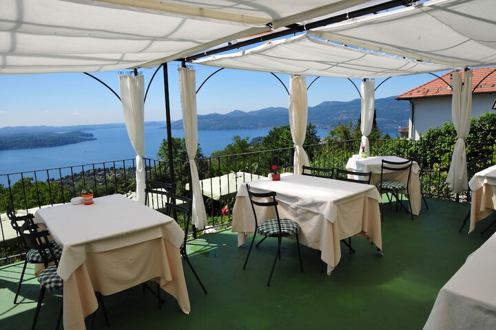 Dining 8 of 15