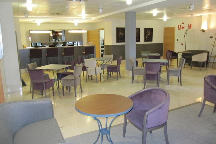 Lounge 20 of 37