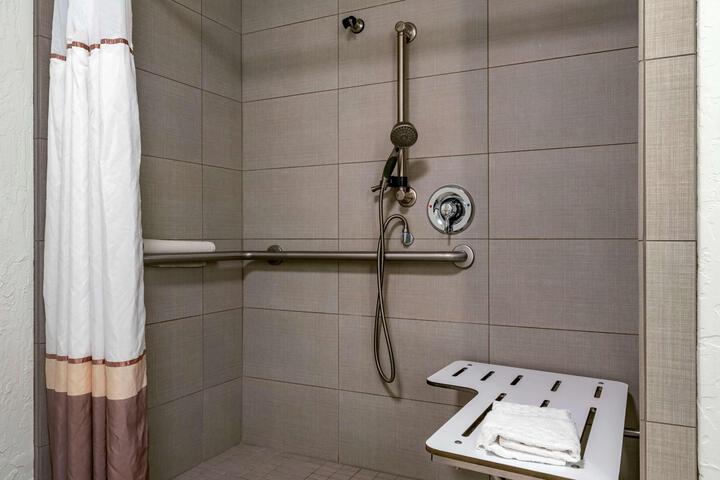 2 Queen Beds Pet Friendly Room Work Desk Microwave and Refrigerator Full Breakfast (17 of 18)