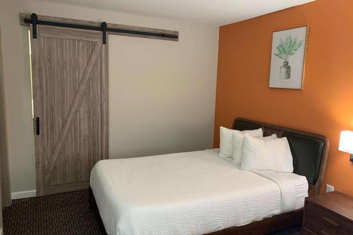 1 King Bed (8 of 10)