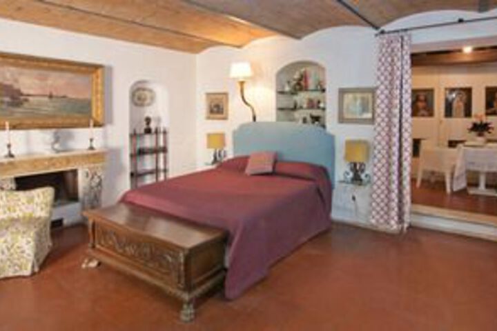 Room 8 of 16