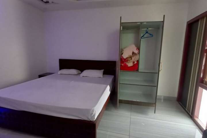 Room 14 of 33