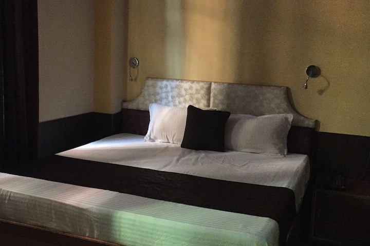 Room 10 of 14