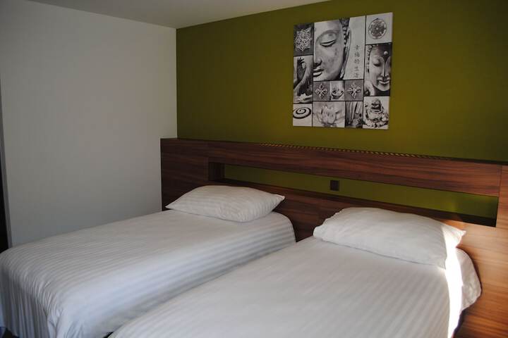 Room 4 of 77