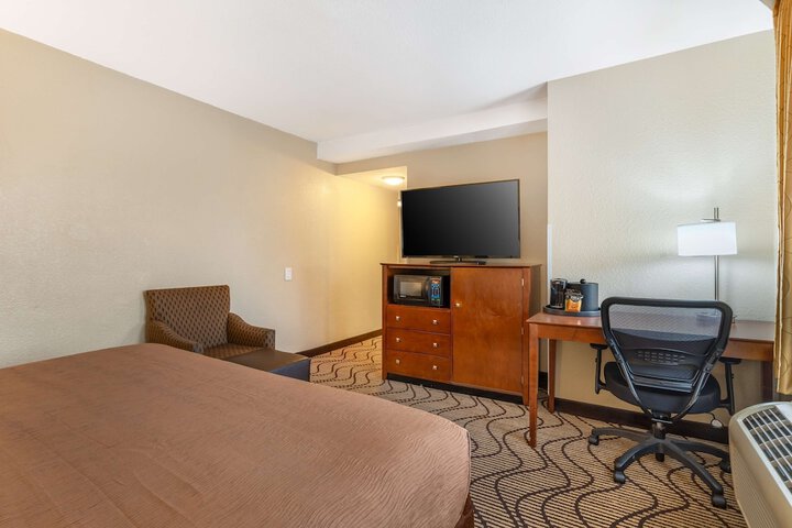 1 King Bed Microwave and Refrigerator WiFi Full Breakfast (10 of 12)