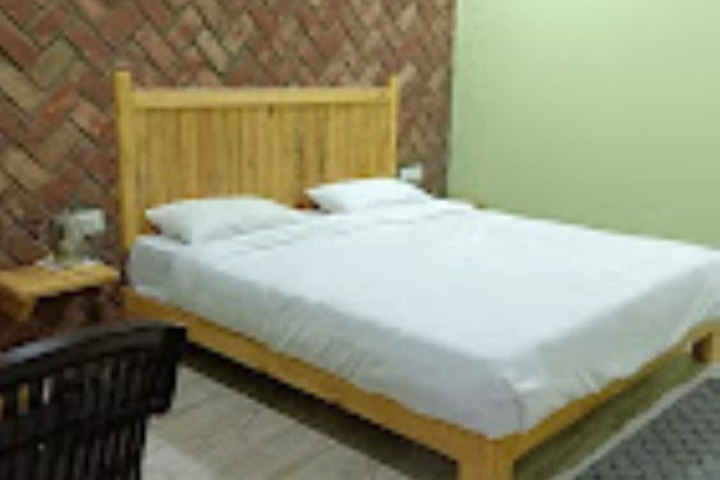 Room 10 of 16