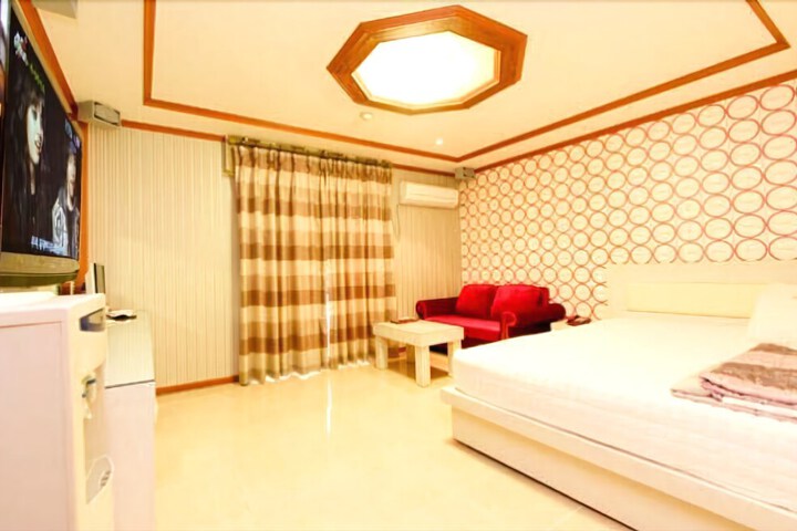 Room 6 of 8
