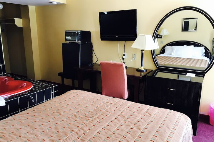 Basic Suite Queen Bed Private Bathroom (1 of 3)