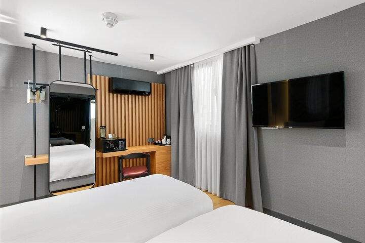 Room 47 of 143