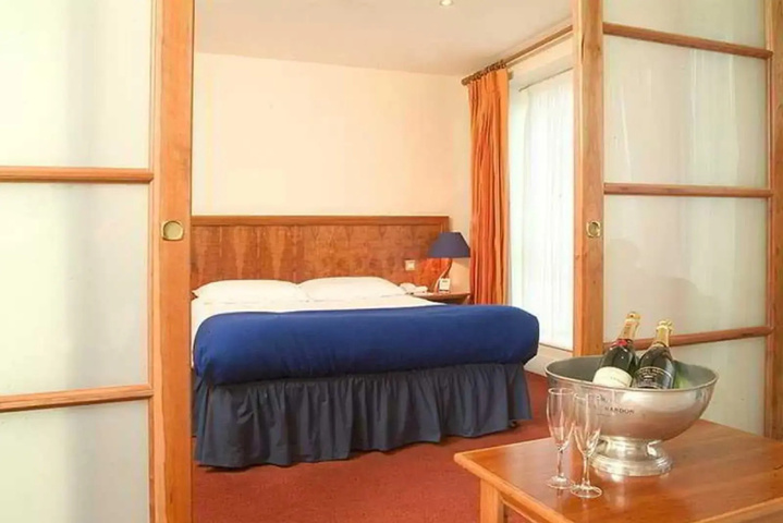 Room 5 of 9
