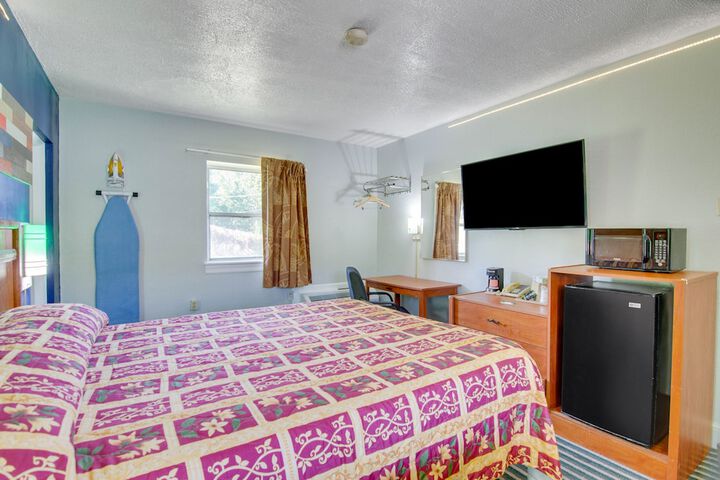 1 Queen Bed (8 of 10)