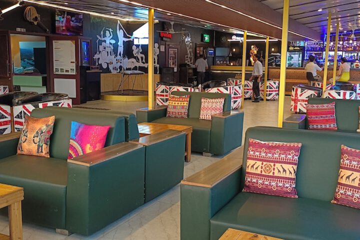 Lounge 70 of 92