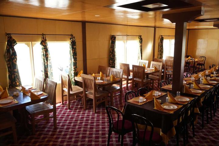 Dining 16 of 25
