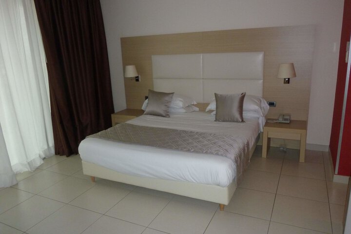 Room 10 of 26
